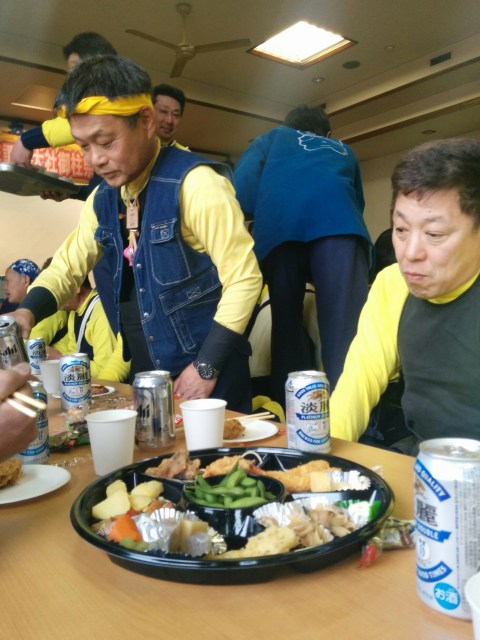 Pouring the drink of others: a true gentleman