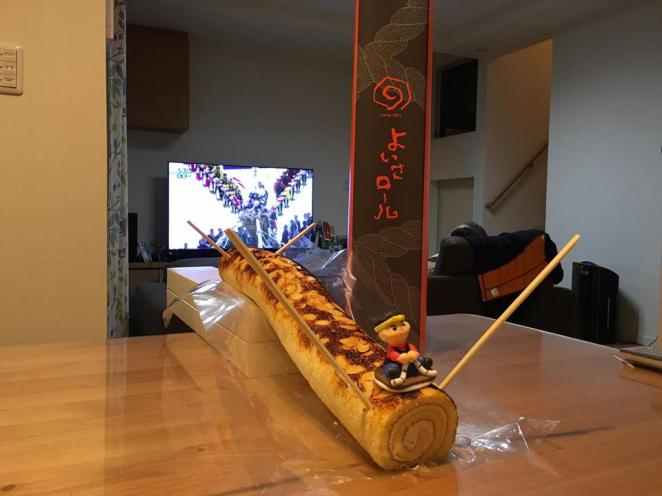 Eating Yosakoi roll or Onbashira roll with the background of Hon Miya ichi's log-sliding on TV. This is how you can end the Onbashira day.
